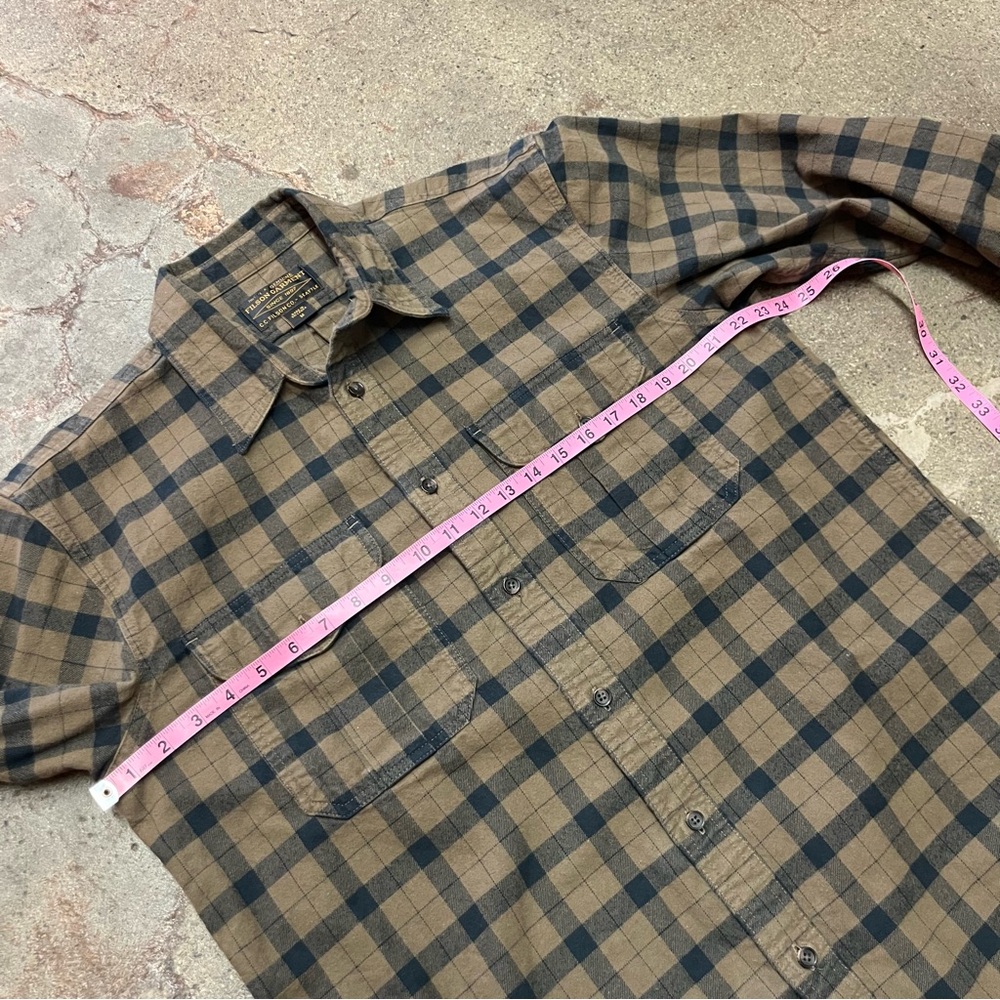 Filson Alaskan Guide Shirt in Otter Green (M) - Picture 6 of 8